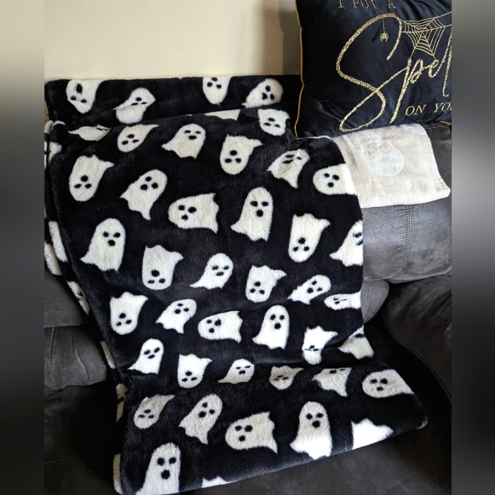 Storehouse ghost blanket